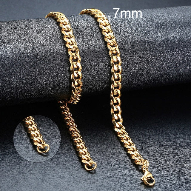 Twisted Rope Figaro Necklace in gold, featuring a Cuban chain design with a 7mm width and a clasp closure.