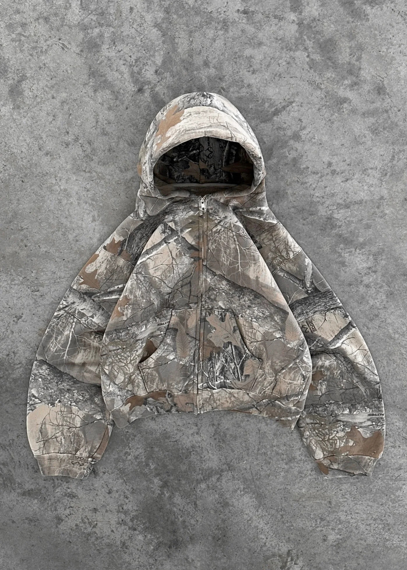 Unisex oversized hoodie in a trendy camouflage print, featuring a drawstring hood and relaxed fit for comfort.