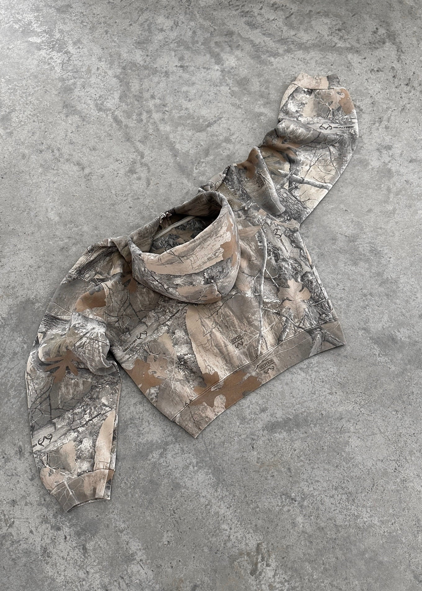 Unisex oversized hoodie in urban camouflage print, featuring a drawstring hood and loose sleeves for a relaxed fit.
